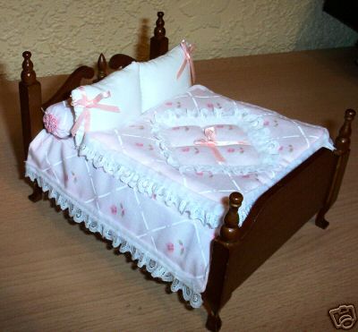 This 1:12 Scale Dollshouse Handmade Double Bedding Set in Pink and White Floral with Lace