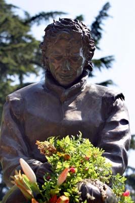 Ayrton Sennas statue at the Imola circuit Poster (Medium - 42cm x 30cm)