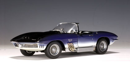 AUTOart 1961 Chevrolet Corvette Mako Shark in Blue/White
