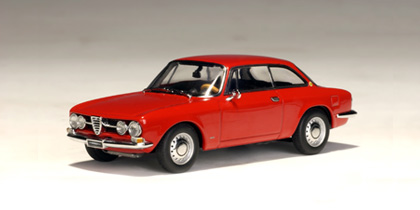 AUTOart Alfa Romeo 1750 GTV LHD in Red
