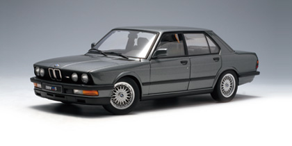 AUTOart BMW M5 Shadow Line 1987 in Grey