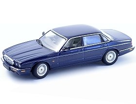 AutoArt Die-cast Model Jaguar XJ8 (1:43 scale in Blue)