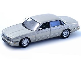 AutoArt Die-cast Model Jaguar XJ8 (1:43 scale in Gold)