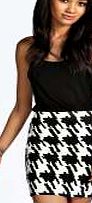 boohoo Dogtooth Print Textured Mini Skirt - white