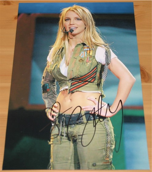 BRITNEY SPEARS HAND SIGNED 9.5 x 6.5 INCH PHOTO