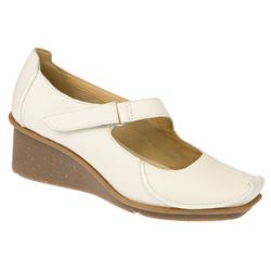Female Finnis Blaze Leather Upper Leather/Textile Lining Casual Shoes in Off White