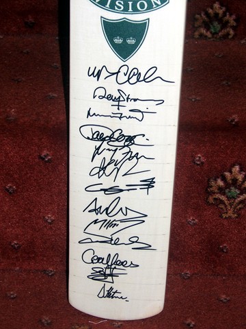 ENGLAND ASHES SIGNED CRICKET BAT - SIGNED BY 13