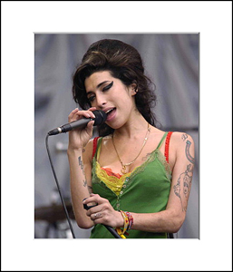 FamousRetail Amy Winehouse unsigned 10x8and#39;and39; photo