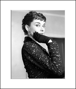 FamousRetail Audrey Hepburn unsigned 10x8and#39;and39; photo