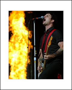 FamousRetail Billie Joe of Greenday unsigned 8x10 photo
