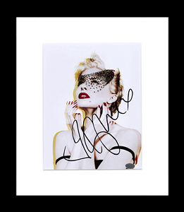 FamousRetail Kylie Minogue signed 8x10and#39;and39; photo