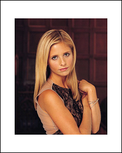 FamousRetail Sarah Michelle Gellar and#39;Buffyand39; unsigned 8x10 photo