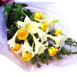 Flowers Directory Stunning Roses and Longiflorum Liles