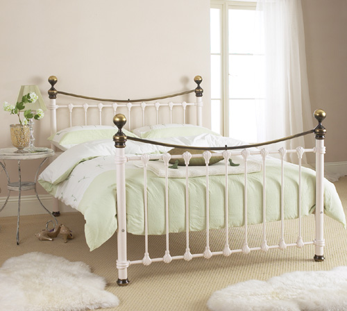 A traditional Victorian design with beautiful brass finials and sweeping brass bars this classic bed