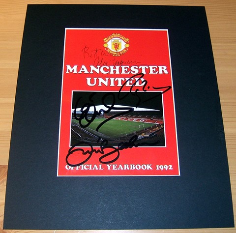 MAN UTD 1992 YEARBOOK MTD COVER - SIGNED BY