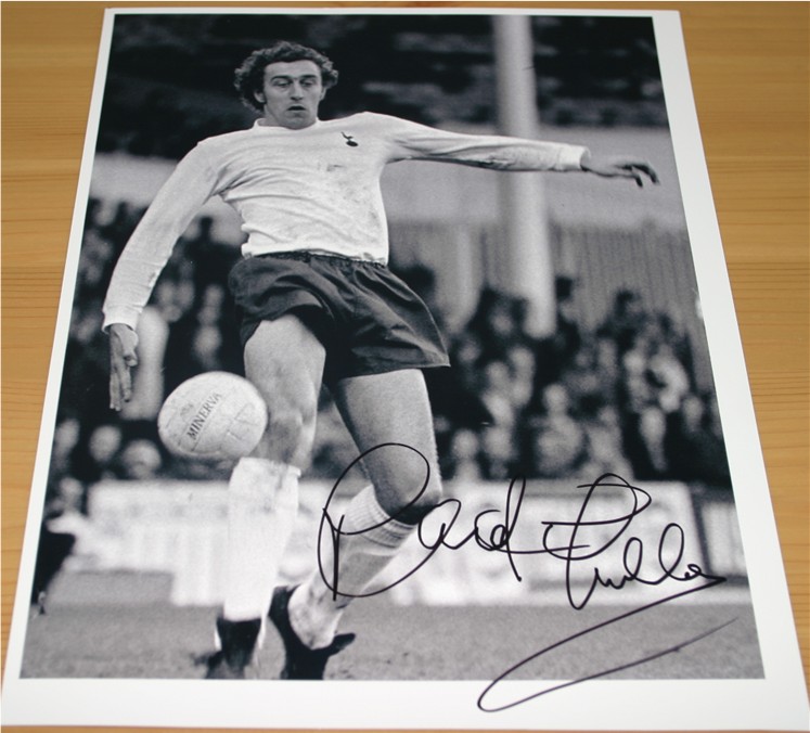MARTIN CHIVERS HAND SIGNED B/W 10 x 8 PHOTOGRAPH
