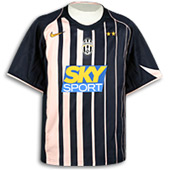 Juventus Away Replica Jersey 2004.
