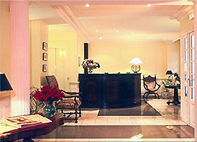 Les Trois Poussins Hotel