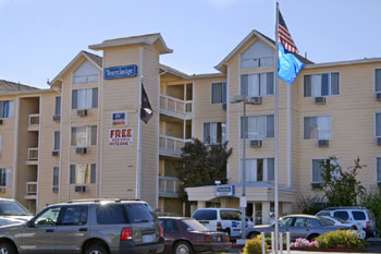 Travelodge & Suites Airport