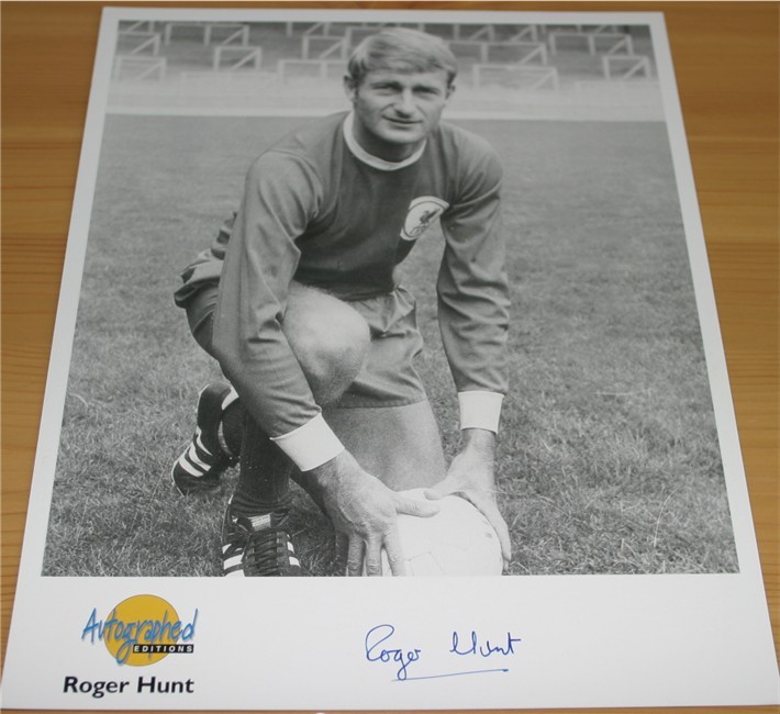 ROGER HUNT HAND SIGNED 10 x 8 PHOTO