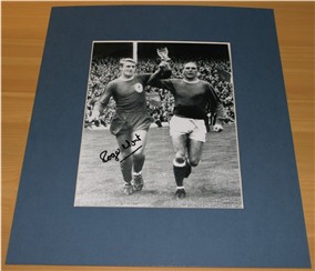 ROGER HUNT HAND SIGNED and MOUNTED PHOTO - 14 x 12