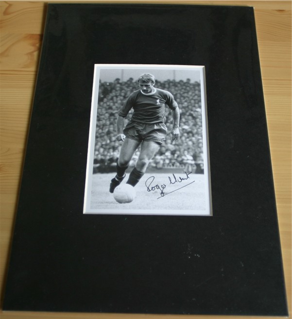 ROGER HUNT SIGNED and MOUNTED PHOTO - 12 x 8