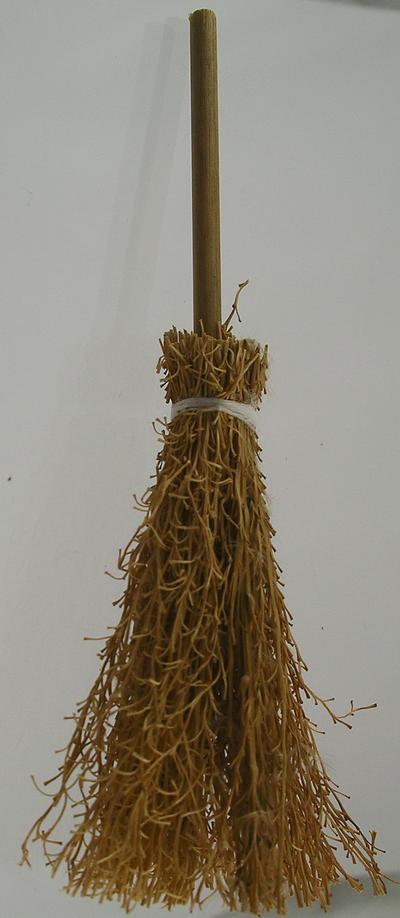 1:12 Scale Dolls House Miniature Broom