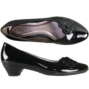 A low heeled Patent Court Shoe from Gabor. With a decorative flower to the front, Almond shaped toe 