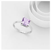 This 9 carat white gold ring features a stunning amethyst stone. Size: K. This ring is also availabl