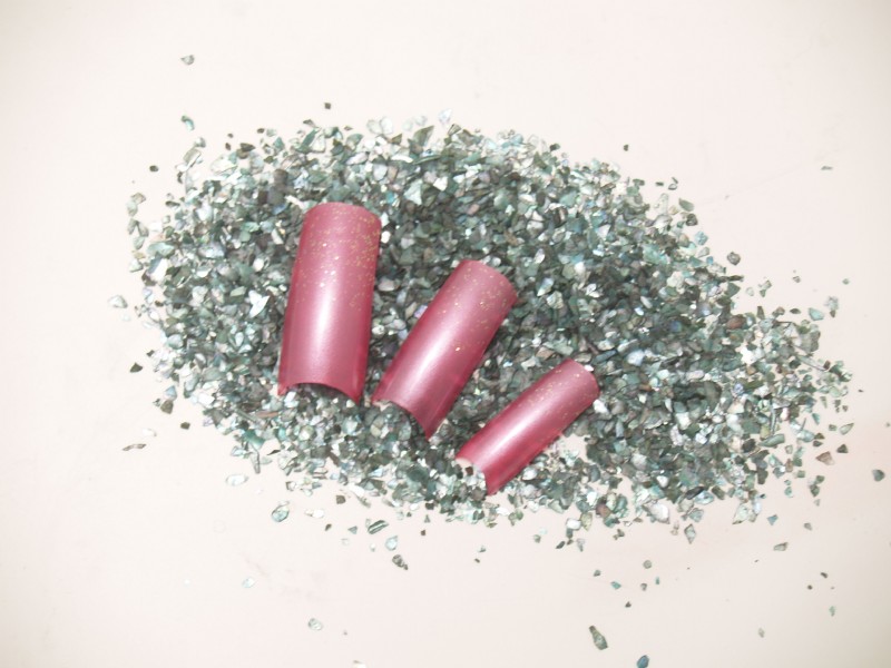 Airbrushed design in pink with gold  contains 24 pieces. Sets in gel or acrylic.