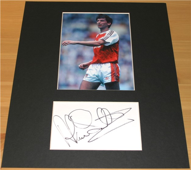 ALAN SMITH SIGNATURE MOUNTED WITH PHOTO - 12 x