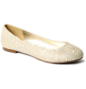 Comfortable and pretty, this broderie anglaise fabric pump is ideal to complement a casual outfit. T