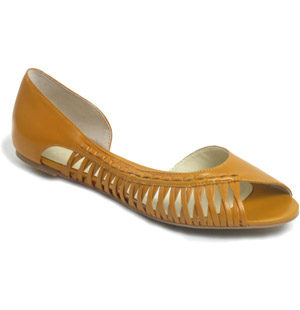 This cute and trendy flat leather pump is ideal for summer days. Arah ballerina style shoe features 