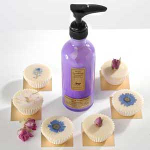 The Friendship Box Gift pack Contains 8 assorted single melts and a luxurious sweet geranium and