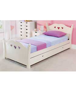 White wood single bed with cut out heart design in headboard and footboard.Size (W)117, (L)203.5, (H