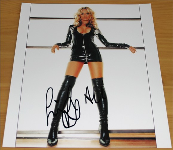 Colour photograph which has been signed by Liz from Atomic Kitten in black pen. COA - 0200000539