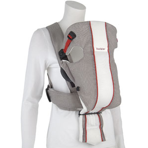 Keep your newborn close and comfortable. The Baby Bj&ouml;rn summer carrier has a soft 3D mesh