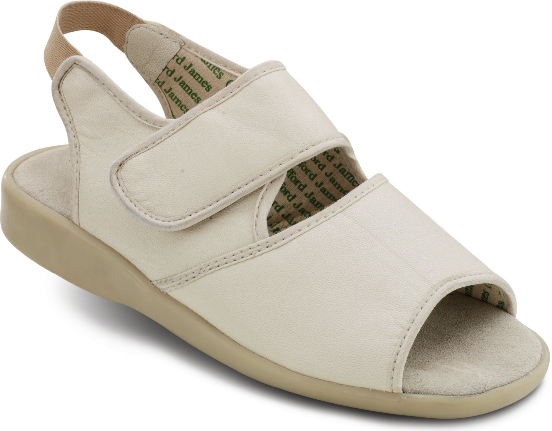 Patent leather clutch bag with detachable cross body chain strap. The Becky handbag features clasp f