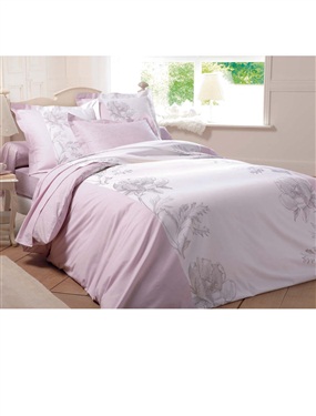 The lovely Camille bedding range features a poppies design in pink and white, in pure cotton (57 threads/cm2). Reversible. 1 floral print side, 1 plain pink side. Tuck-in flap.