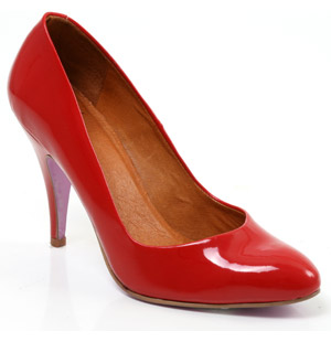 Patent court shoe with pointed toe and high stiletto heel. With its vibrant pink-coloured sole and c