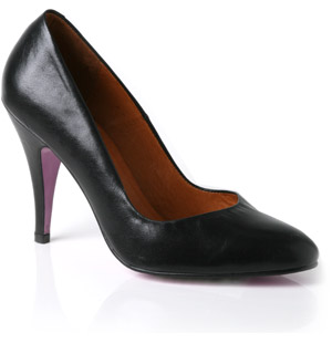 Leather court shoe with a vibrant pink-coloured sole and high stiletto heel. Featuring a classic sha