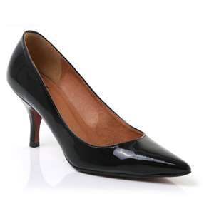 Patent court shoe with pointed toe and a low kitten heel. With its classic shape and red coloured so