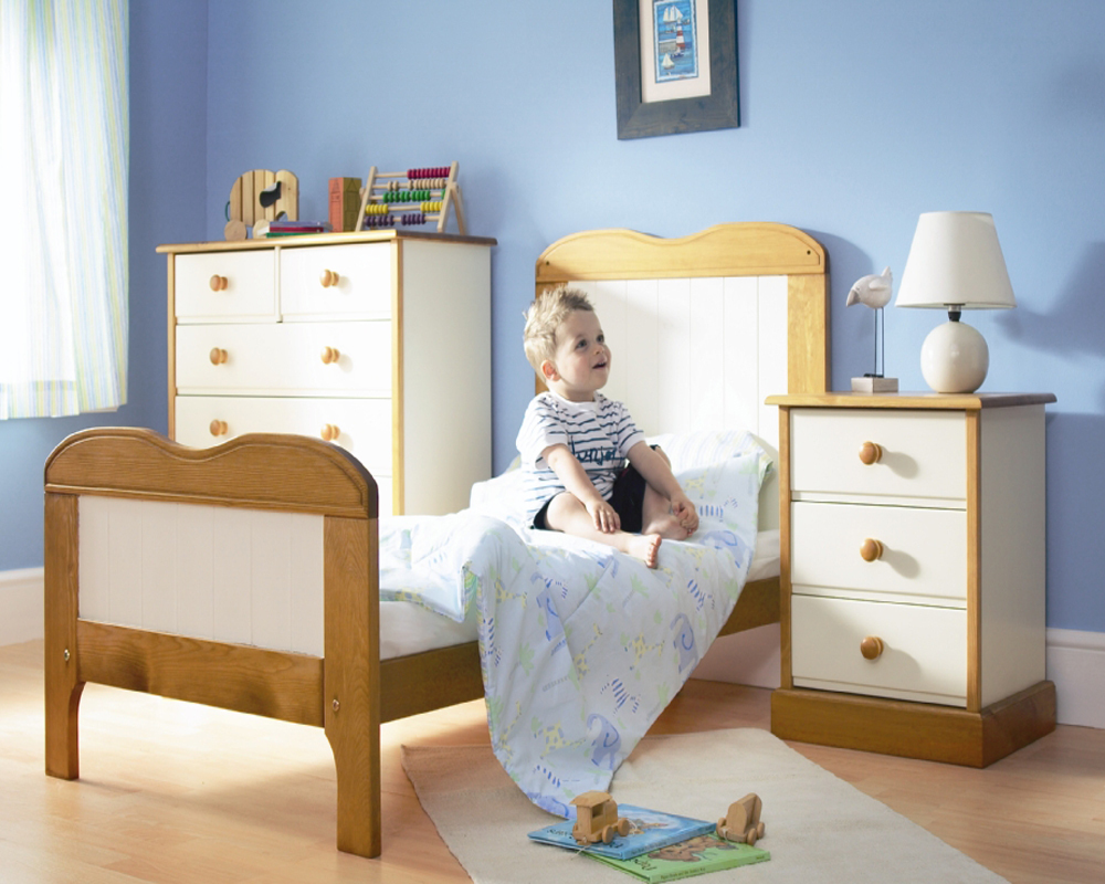 Matching childrens bedroom furniture available. The sturdy Chest of Drawers has 4 long drawers and 2