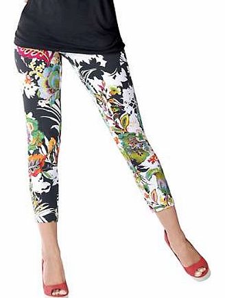 Trendy fashion item in bold colours: cropped trousers with digital print and two pockets. Creation L Cropped Trousers Features: Washable 97% Cotton, 3% Elastane Ankle width approx. 34 cm Inside leg approx. 59 cm (23 ins)(size 16)