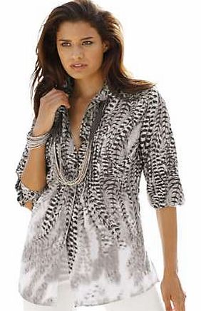 Enchantingly beautiful blouse in a harmonious feather print. Cut in a longer, fashionable length, with a shirt collar, piping along the button panel, and three-quarter length sleeves with button cuffs. Can be worn casually, untucked thanks to the rou