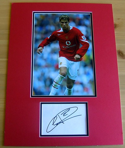 This item includes the signature of Cristiano Ronaldo. The signature has been double mounted in red