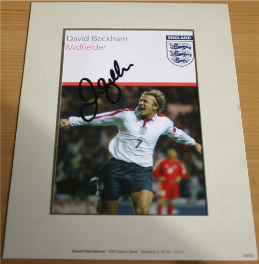 DAVID BECKHAM HAND SIGNED PHOTOCARD - 8 x 6