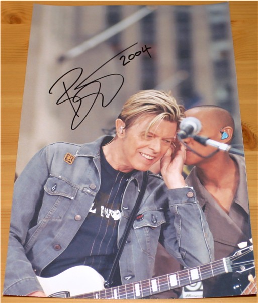 DAVID BOWIE HAND SIGNED 10 x 7 INCH COLOUR PHOTO