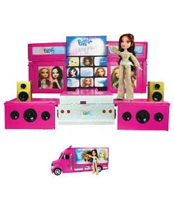 Bratz truck which converts into a fabulous fashion show runway with lights and sounds.Also includes 