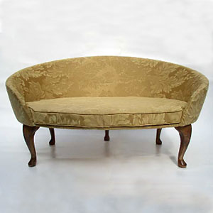 This gorgeous dog bed would stand proud in any room and is covered with a classic golden damask